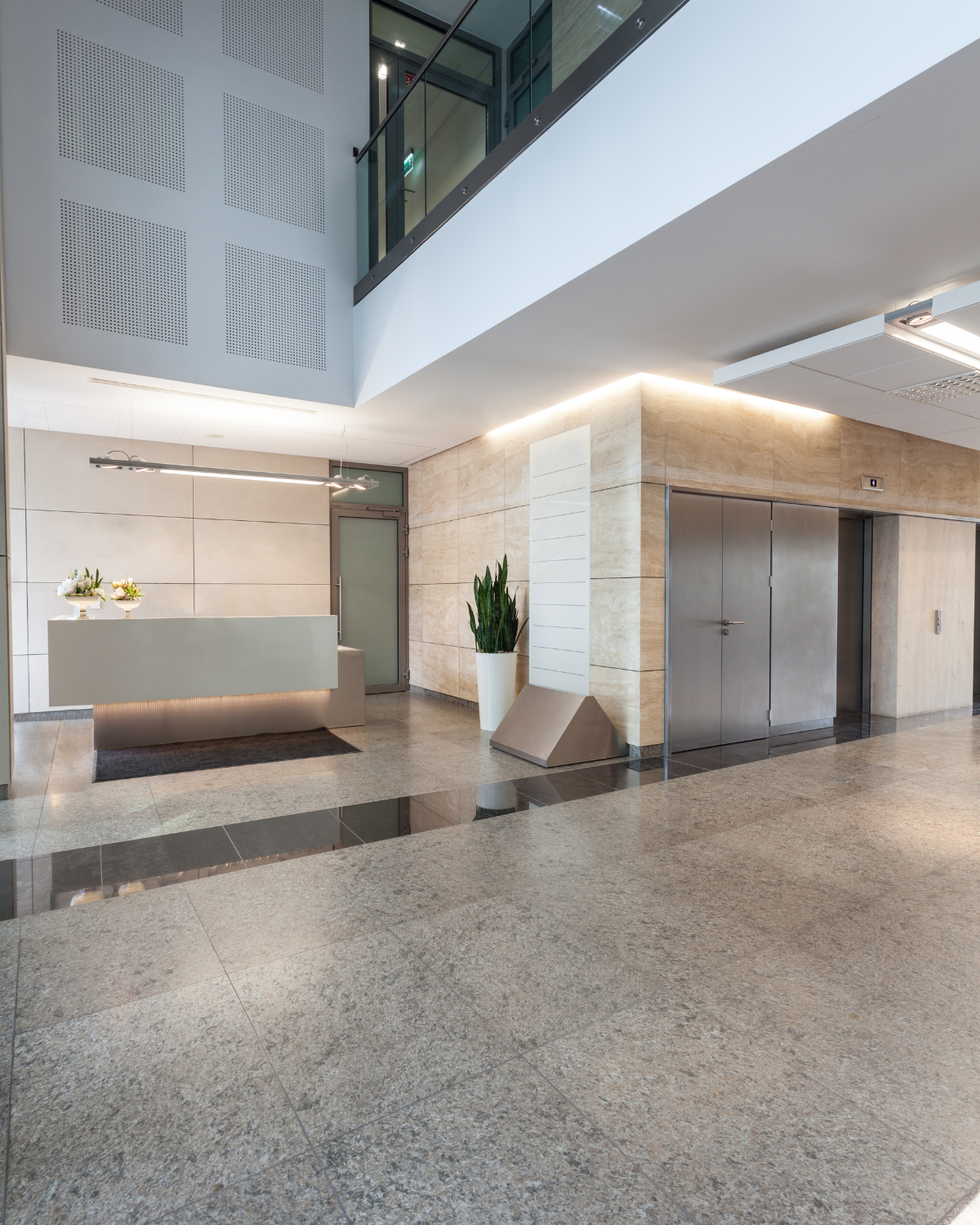 Hall d'accueil commercial propre et lumineux